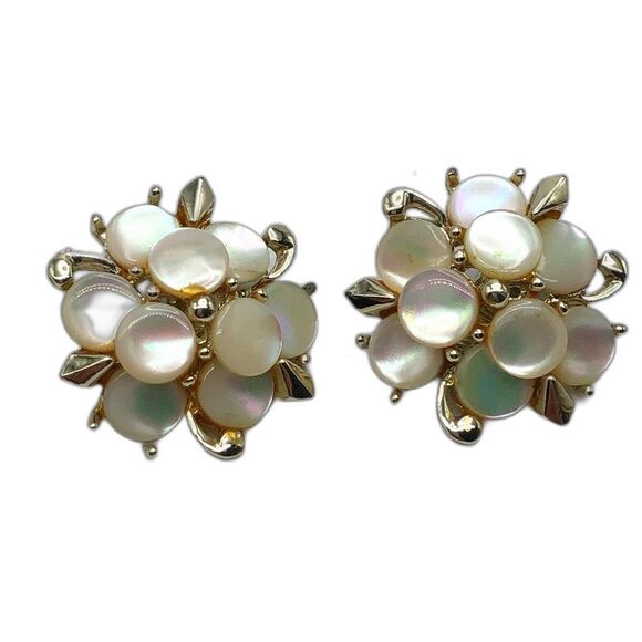 Vintage Costume Earrings Mother of Pearl and Gold Tone Floral Cluster Clip On - Picture 1 of 3